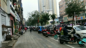 河南信阳市中心最热闹的地方在哪？看这边的建筑就知道是老城区