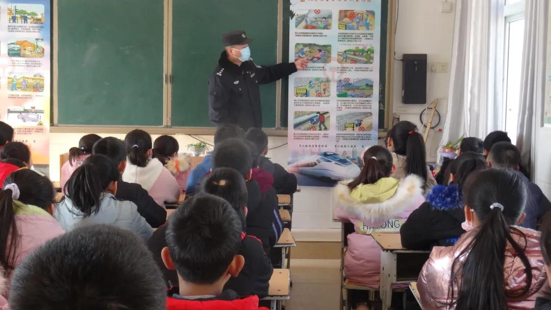 铁路安全进校园 爱路护路记心间