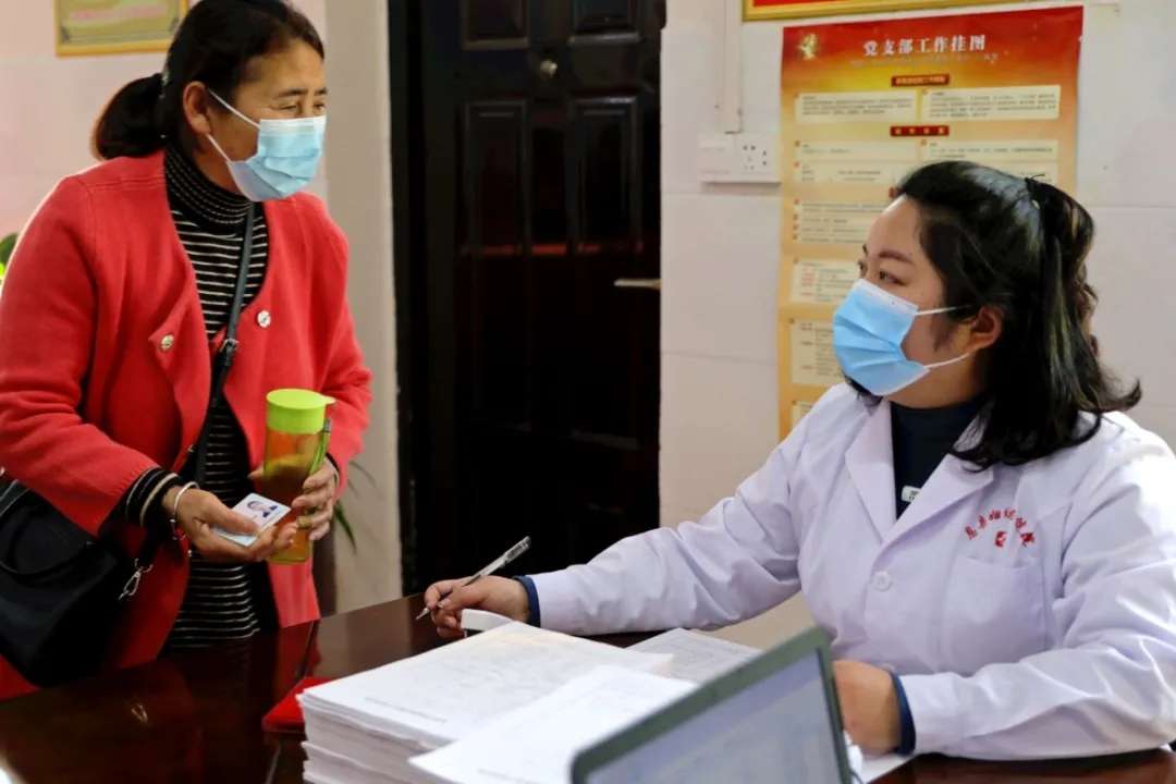 免费体检啦！县妇联暖工行动进企业，为企业女性职工送去三八节礼物