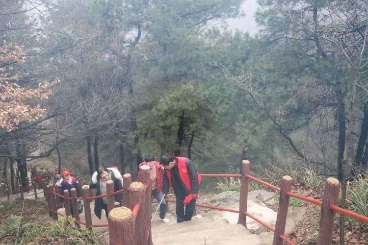 信阳市第一人民医院 开展“三八”国际妇女节志愿者登山卫生清理主题活动