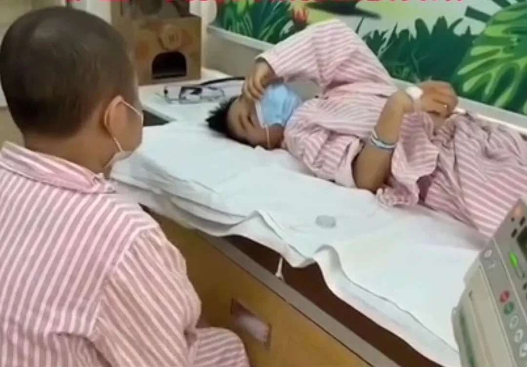 6岁白血病患儿抗拒治疗，8岁“老病号”在旁边开导：不看就不痛……
