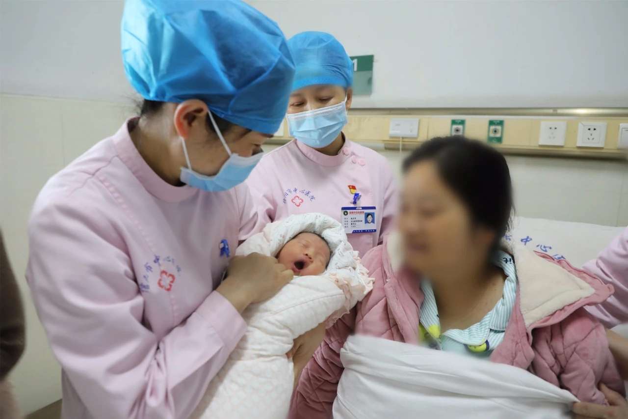 信阳市中心医院圆了渐冻症人做母亲的梦想