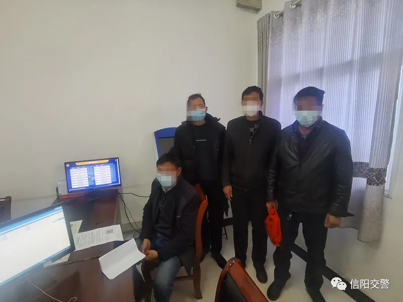 组团无证驾驶被查 难兄难弟均遭重罚