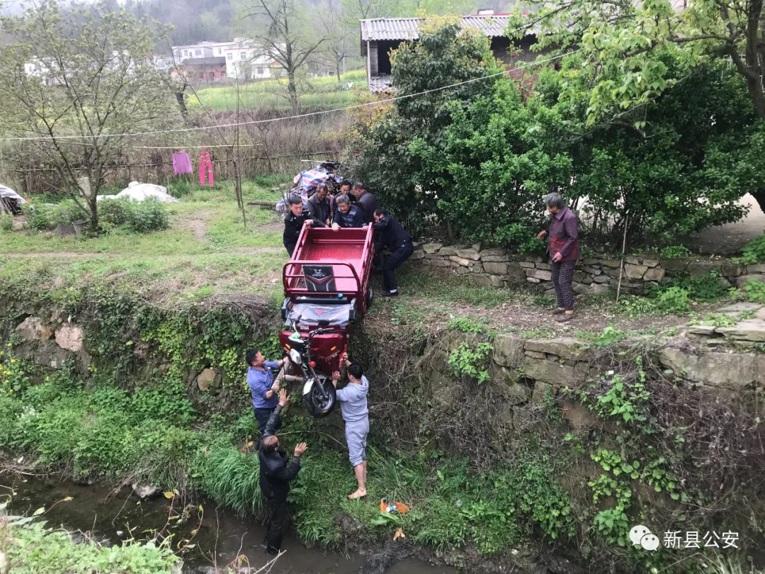 大爷骑车不慎冲入河沟 警民齐力救助脱险上岸