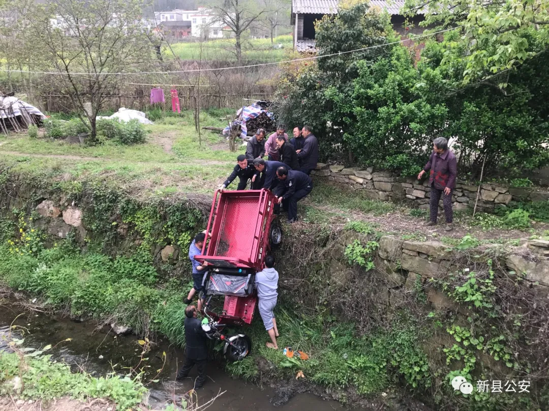 大爷骑车不慎冲入河沟 警民齐力救助脱险上岸