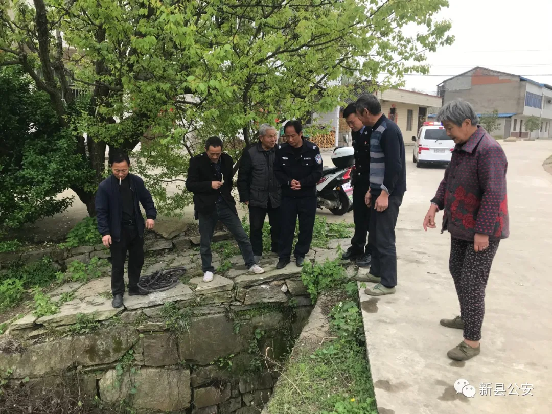 大爷骑车不慎冲入河沟 警民齐力救助脱险上岸