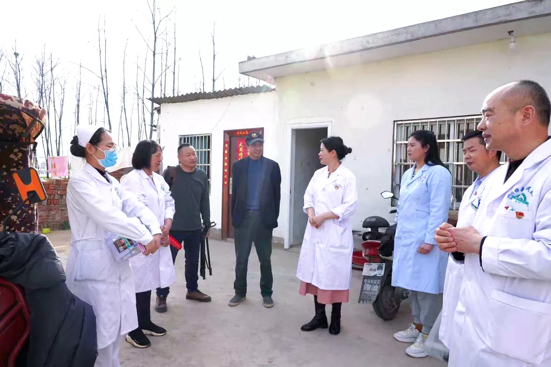 人民医院志愿者服务队 为抗战老兵义诊送健康